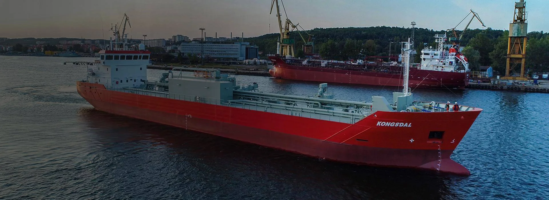duży statek czerwony